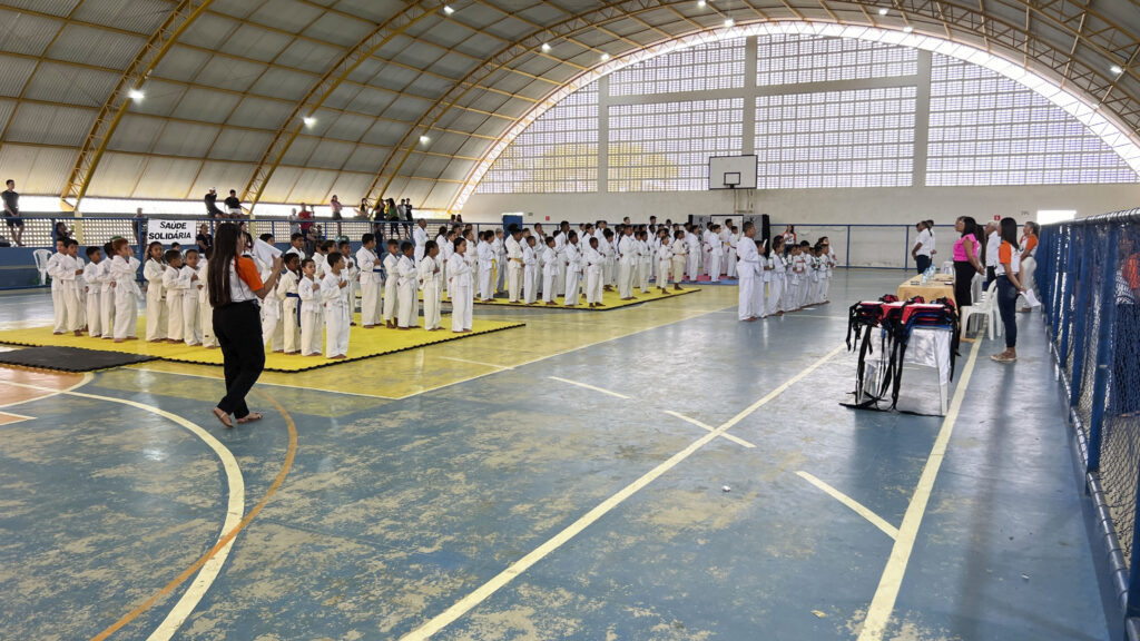 Alunos do Instituto João de Barro, no I Torneio Interno de Karatê