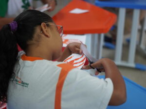 adolescente do Projeto Contos e Encantos trabalhando pintura e recorte